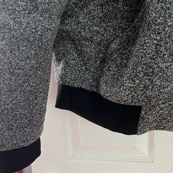 Super nice hooded sweatshirt/jacket - Picture 3 of 5